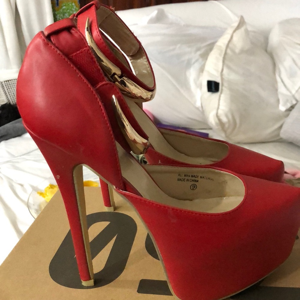 Red high pumps with gold nickel strap
